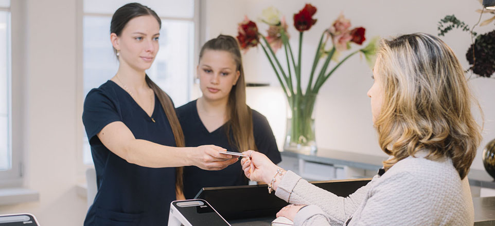 Medizinische Fachangestellte mit Patientin