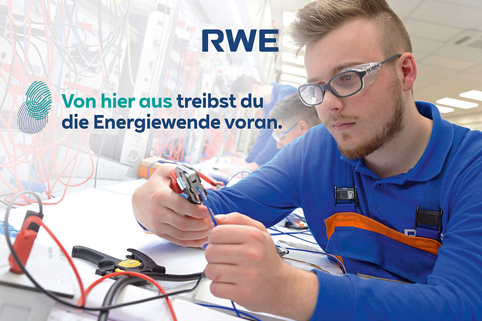 Auszubildender von RWE bei der Arbeit, Bildaufschrift: "Von hier aus treibst du die Energiewende voran."