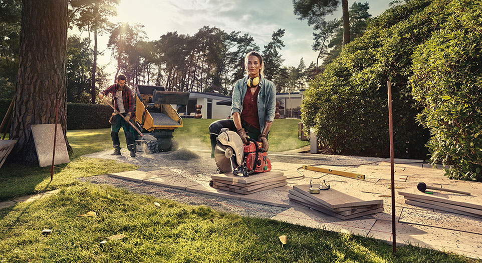 Pflasterabreiten in einem Garten, Bildrechte: Ausbildungsförderwerk Garten-, Landschafts- und Sportplatzbau 