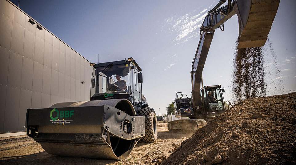 Baumaschinen auf einer Baustelle