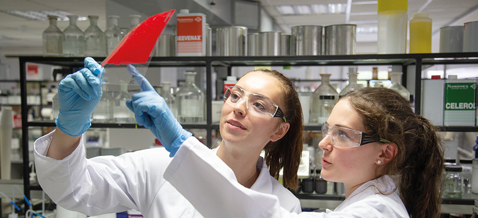 Zwei junge Frauen im Chemielabor bei der Arbeit