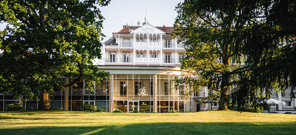 Außenansicht Hotel zwischen Bäumen