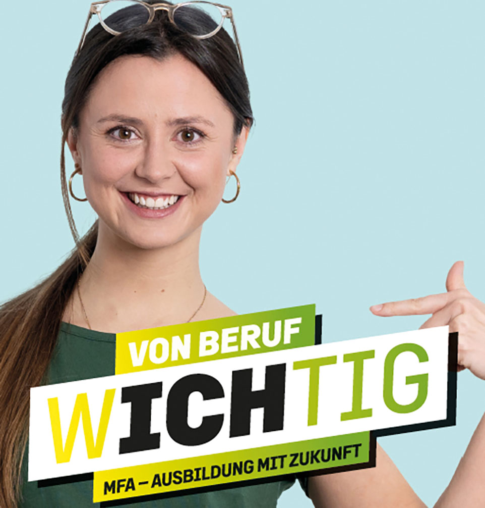 Frau mit Spruchband; Von Beruf WICHTIG – MFA-Ausbildung mit Zukunft, Bildrechte: Melanie Fielenbach/BÄK/KBV