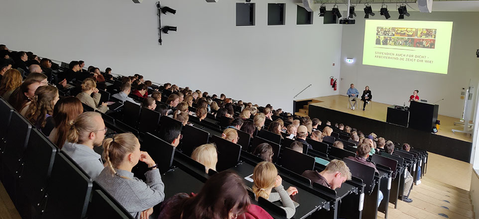 Hörsaal voller Personen bei einer Präsentation von Arbeiterkind.de