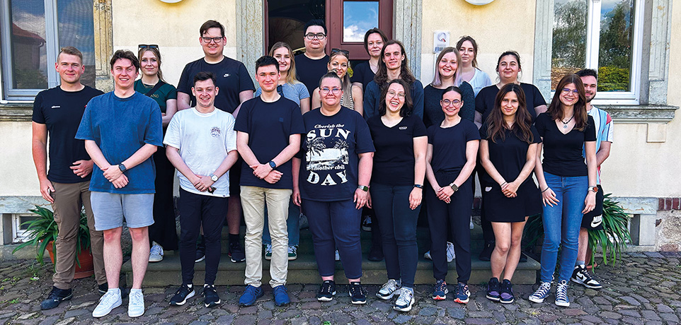 Gruppenbild aller Azubis und dual Studierenden von connex