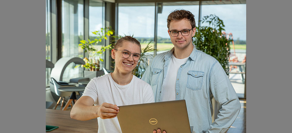 Auszubildende von Cordes & Graefe KG mit Computer in der Hand