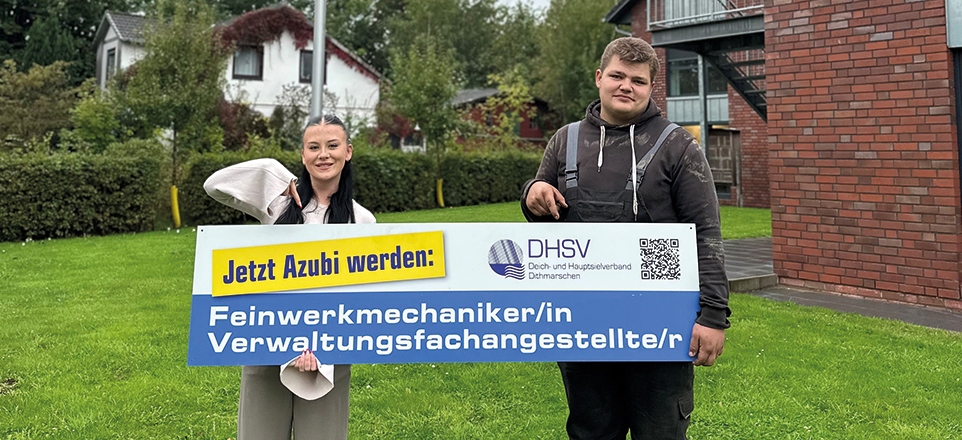 2 Auszubildende halten ein Schild, auf dem steht Jetzt Azubi werden