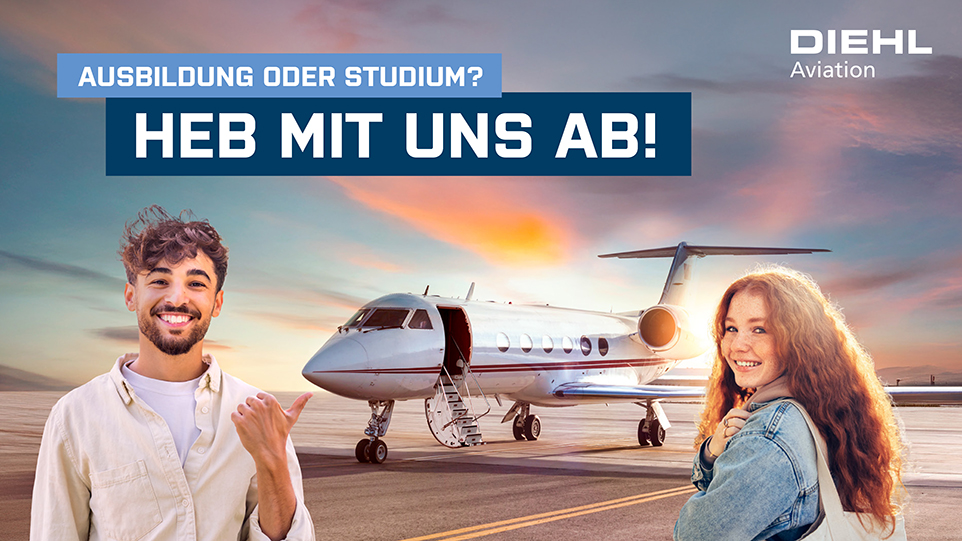 Auszubildende der Diehl Aviation Laupheim GmbH vor Flugzeug, Bildaufschrift: Heb mit uns!