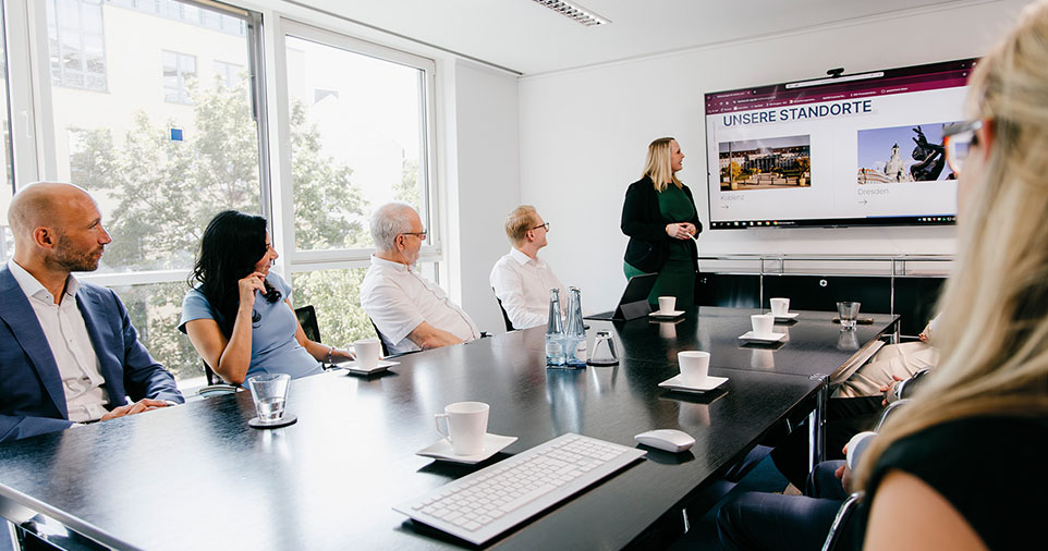 Teambesprechung in Konferenzraum