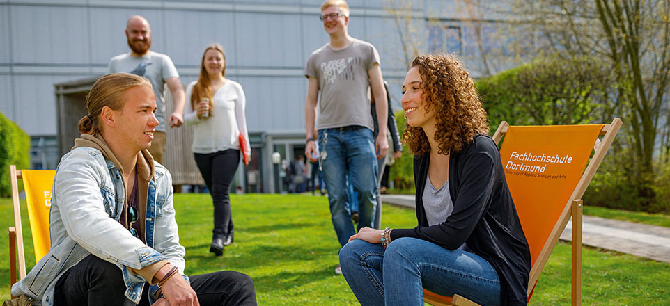 Studierende auf dem Campus der FH Dortmund