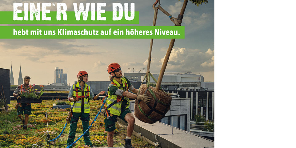 3 Menschen stehen auf einem begrünten Dach und helfen dabei, mit einem Kran einen Baum hochzuheben. Dazu steht folgender Satz: Einer wie du hebt mit uns Klimaschutz auf ein höheres Niveau.