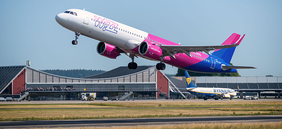 Flugzeug beim Start am Memmingen Airport