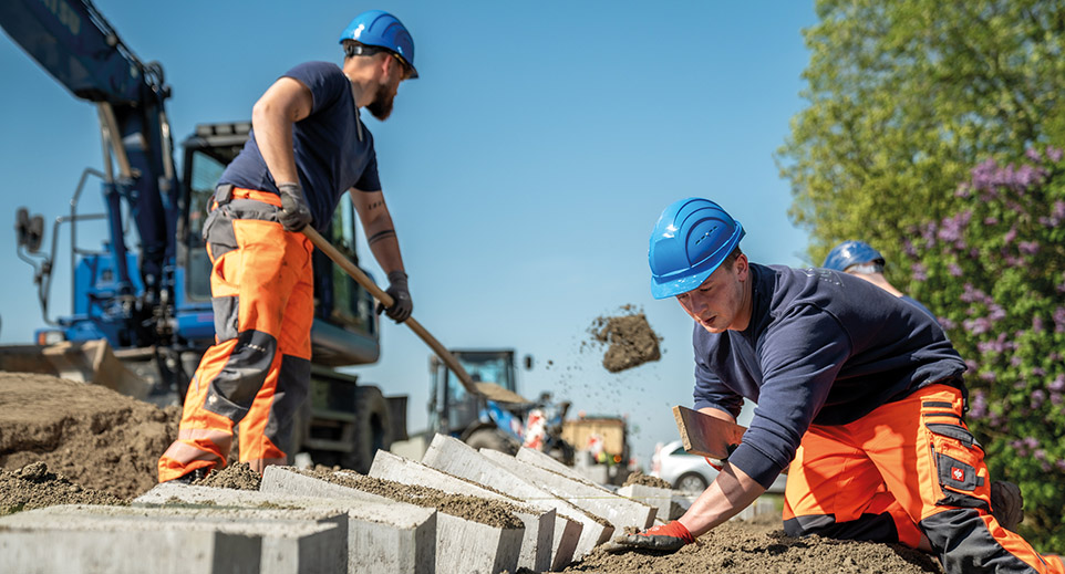 Zwei Bauarbeiter bei der Arbeit