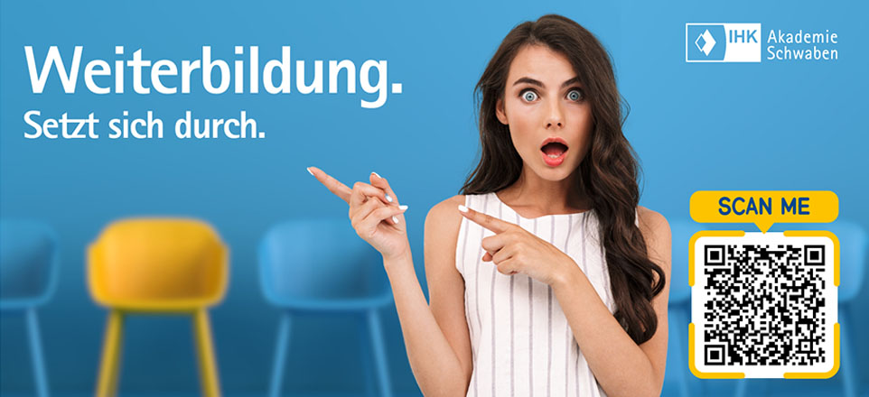 Weibliche Person zeigt auf Slogan Weiterbildung. Setzt sich durch. 