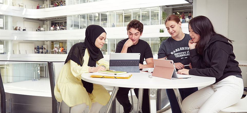 Vier Studenten beim Lernen an einem Tisch.