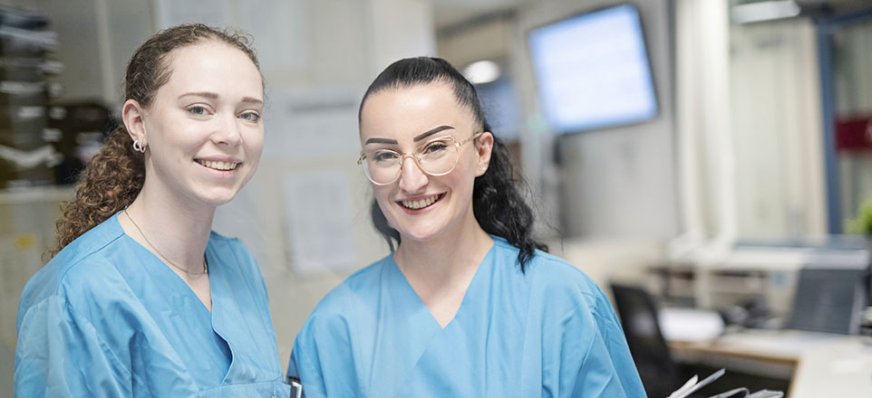 Zwei Frauen in Schwesternkleidung