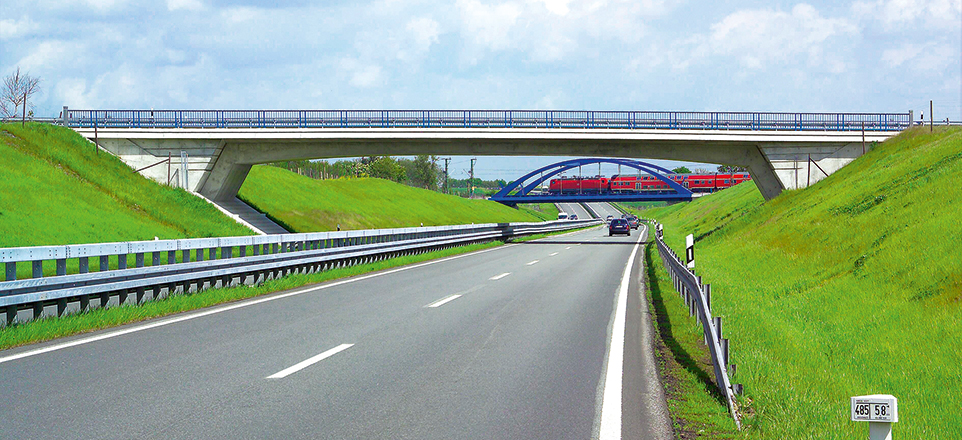 Große Straße die unter Brücken langläuft