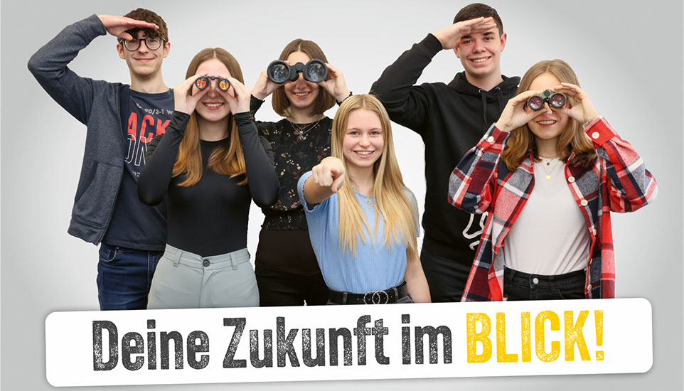 Personengruppe mit Slogan "Deine Zukunft in BLICK!"