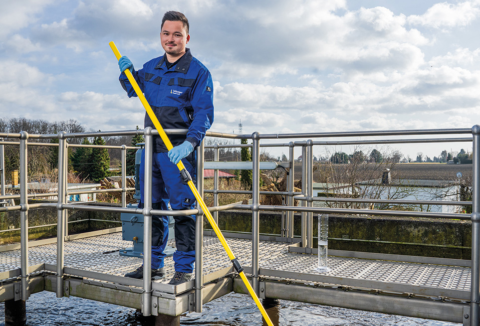 Junger Mann auf dem Wasserwerkgelände