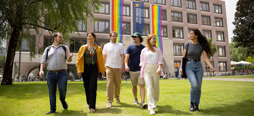 Studentengruppe vor dem Universitätsgebäude.