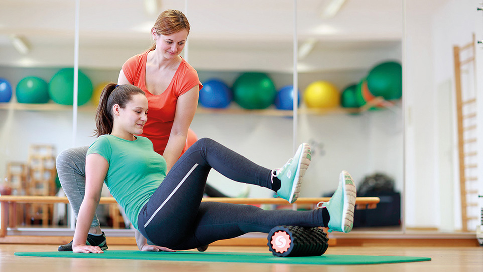 Zwei Frauen - Patientin und Betreuerin - bei der therapueutischen Gymnastik