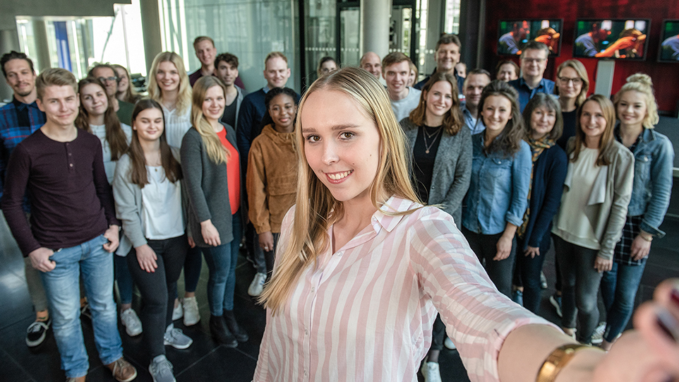 Gruppe junger Leute schaut in die Kamera