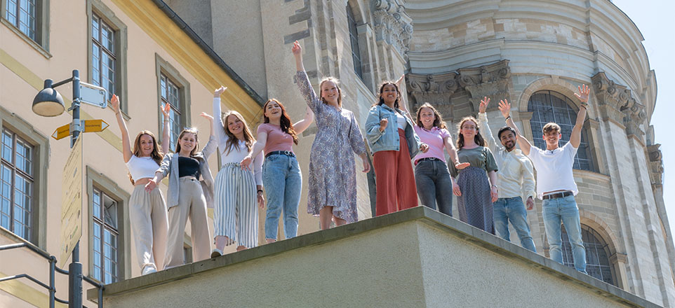 Gruppe von jungen Personen auf einer Treppe