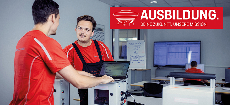 Zwei junge Männer bei der Arbeit bei Porsche.