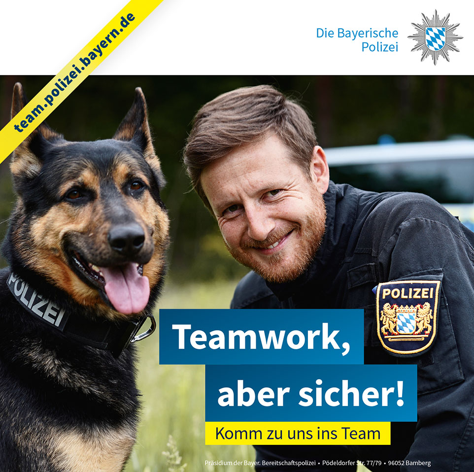 Person in Polizeiuniform mit Polizeihund