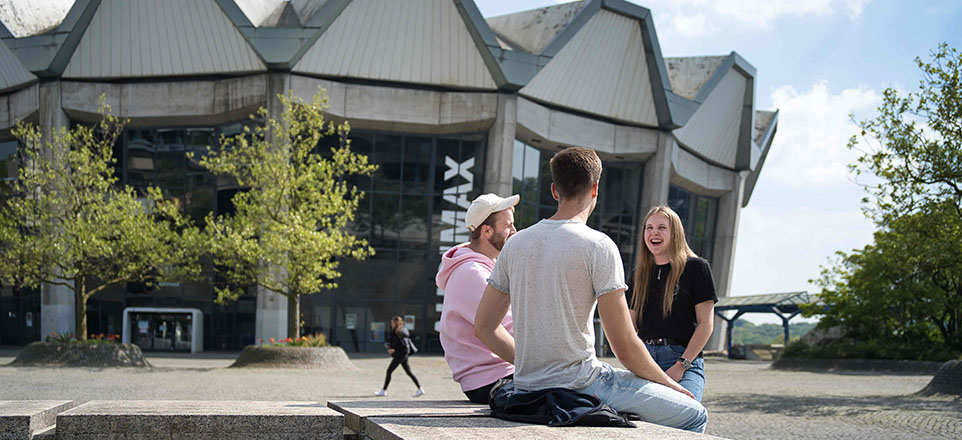 Studierende vor dem Gebäude der Ruhr-Universität Bochum