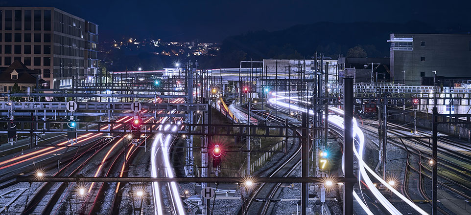 Schienennetzwerk in der Nacht