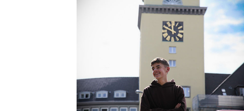 Auszubildender der Stadt Witten vor dem Rathaus