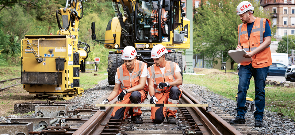 Gleisarbeiter auf den Schienen am Arbeiten