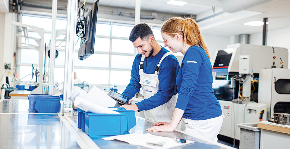 Zwei Jugendliche im Labor bei der Arbeit