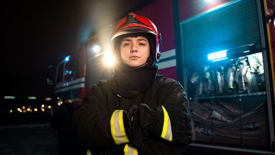 Freiwillige Feuerwehrfrau in Einsatzkleidung. Bild von Freepik.