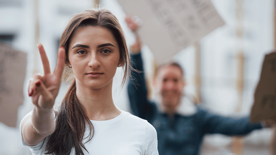 Frau auf einer Demo (Symbolbild). Bild von standret auf Freepik.