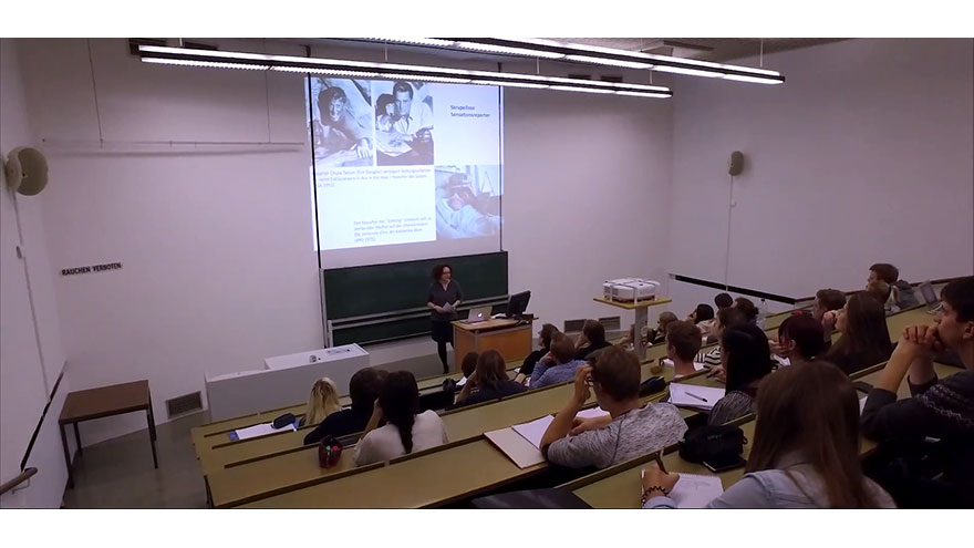 Studierende im Hörsaal der Justus-Liebig-Universität Gießen während einer Vorlesung im Studiengang Fachjournalistik Geschichte.