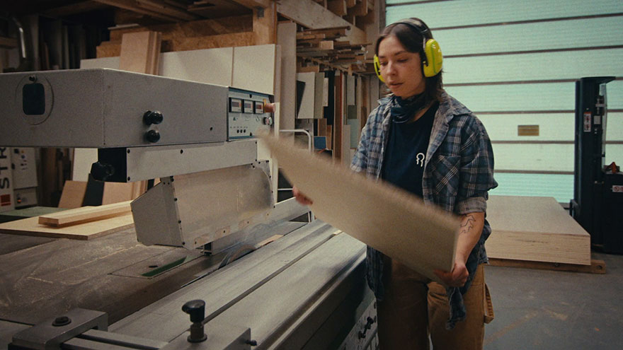 Junge Schreinerin bei der Arbeit mit Holz