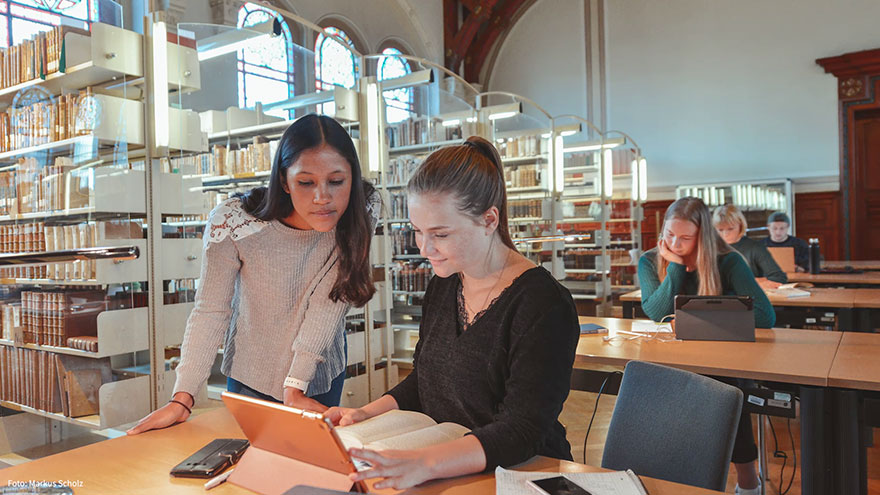 Studentinnen in der Universitätsbibliothek