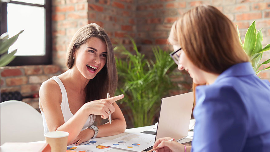 Zwei Frauen im Beratungsgespräch. Bild von Racool_studio auf Freepik.