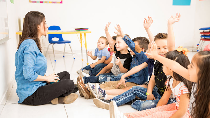 Kinder lernen fleißig. Bild von tonodiaz auf Freepik.