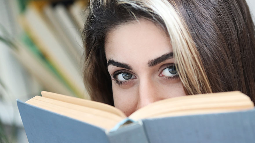 Frau mit Buch. Bild von Racool_studio auf Freepik.