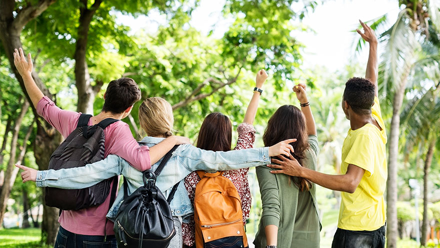 Junge Freunde im Park. Bild von rawpixel.com auf Freepik